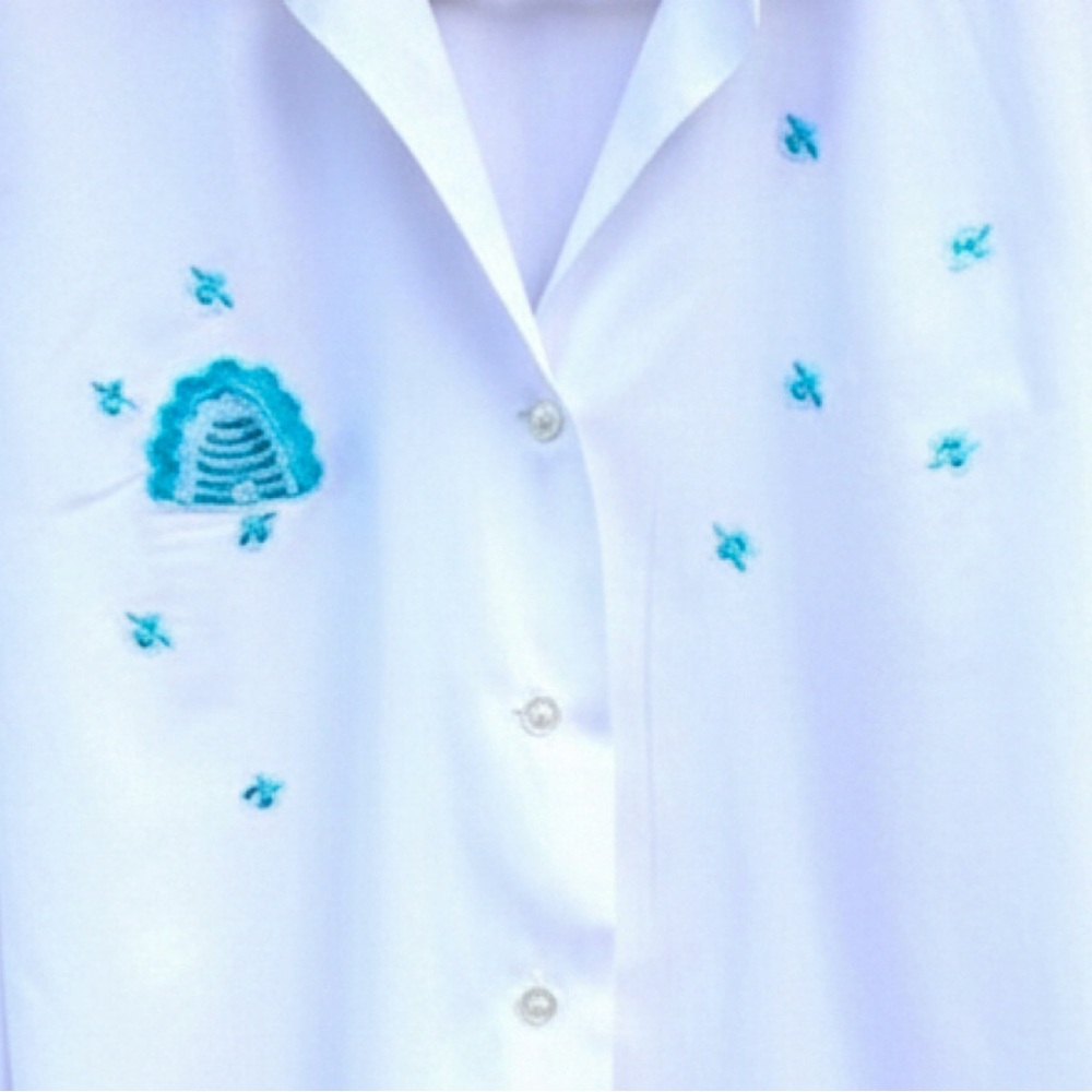 Rare Vintage Lady Manhattan White Teal Embroidered Bee Blouse Sz. S- Medium - Picture 4 of 9